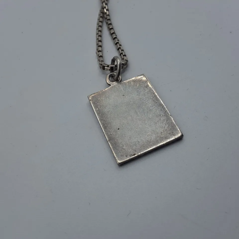 SILVER TONE NECKLACE WITH SQUARE PENDANT