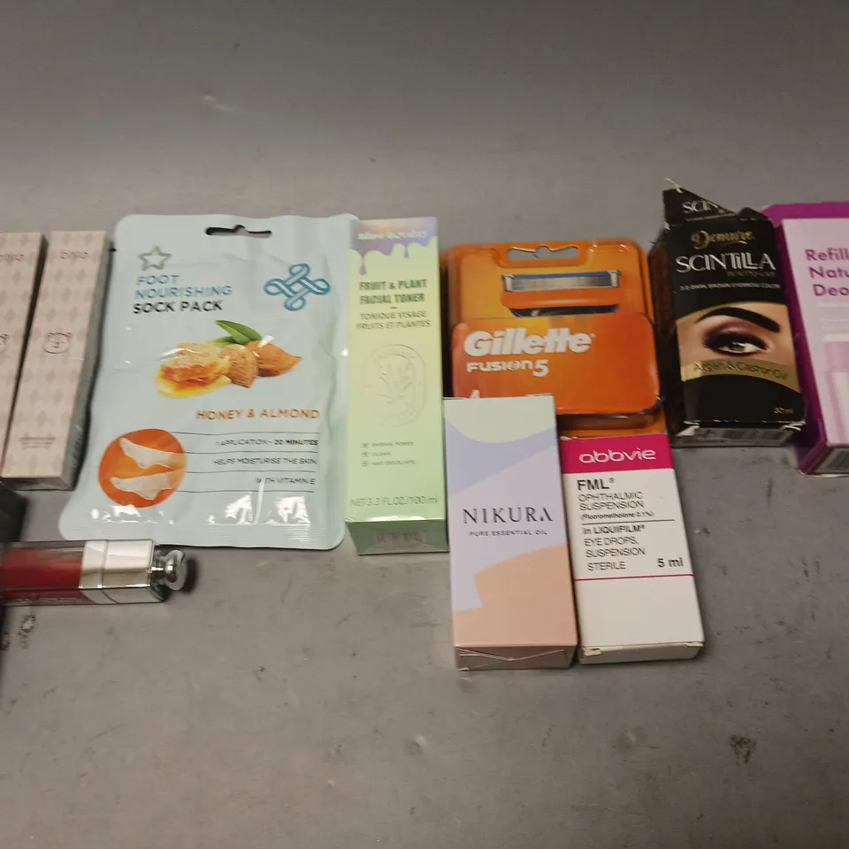 BOX OF APPROXIMATELY 20 COSMETIC ITEMS TO INCLUDE - DEPILATORY WAX, COAL BATH FIZZERS, AND RECOVERY CREAM ETC. 