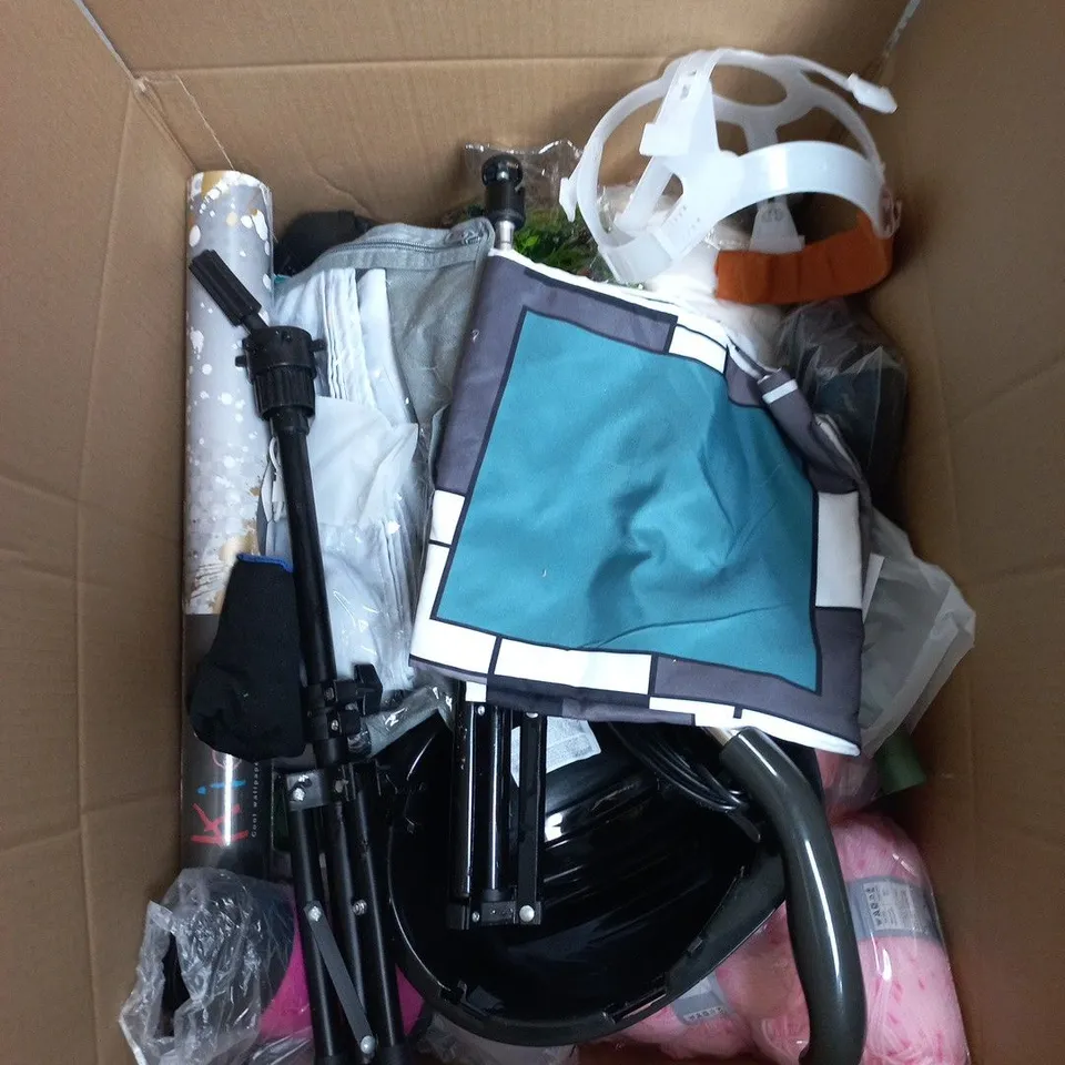 BOX OF APPROXIMATELY 15 ASSORTED ITEMS TO INCLUDE: TRAVEL BAG
