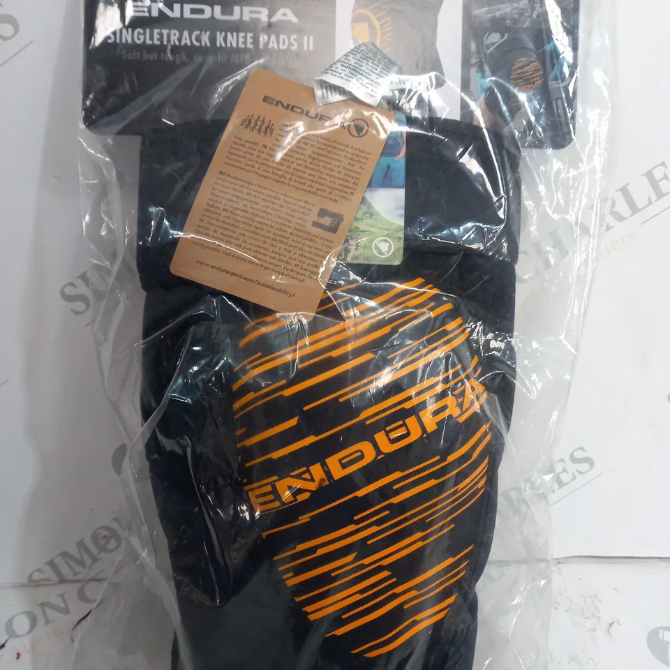 BAGGED PAIR OF ENDURA SINGLETRACK KNEE PADS 