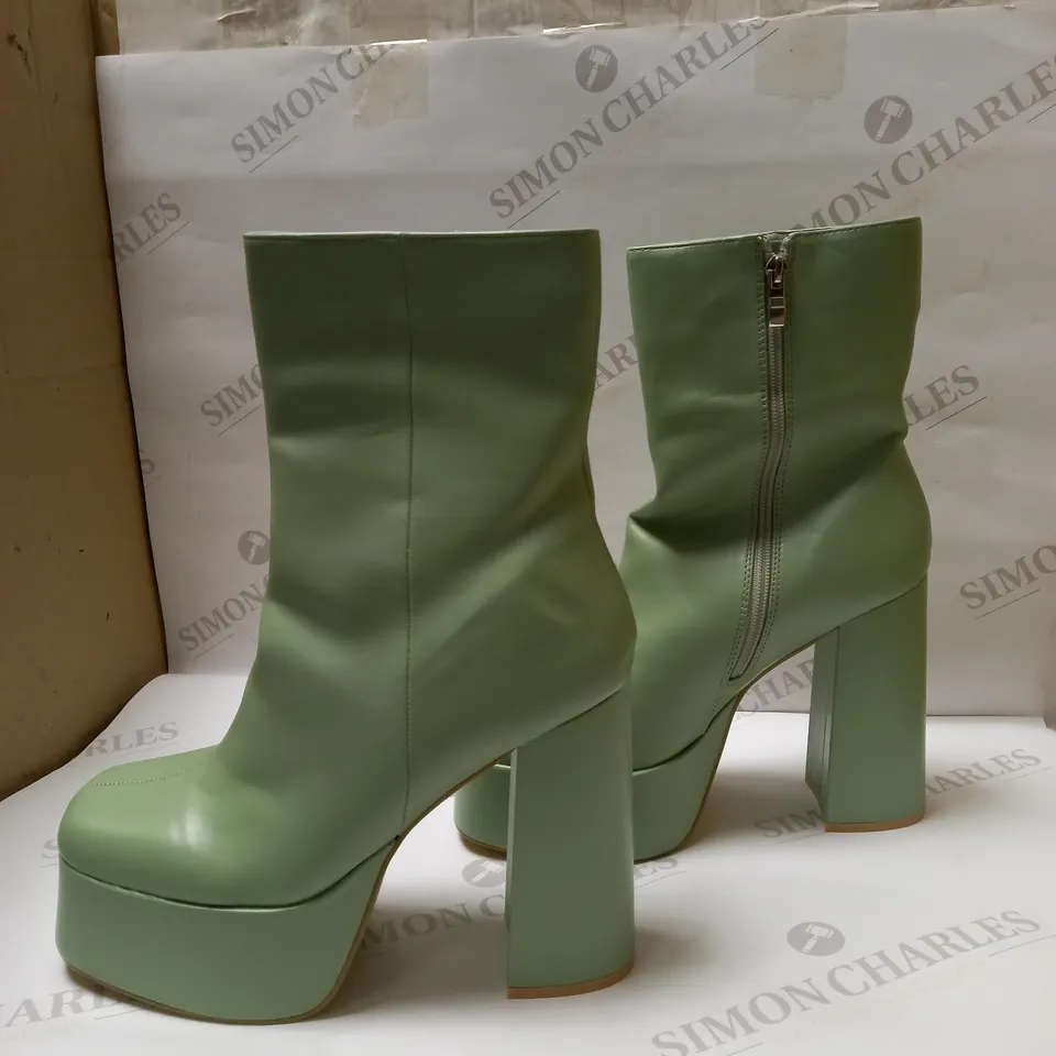 DESIGNER KOI LEXUS GREEN PLATFORMED HEELED BOOTS SIZE 9 