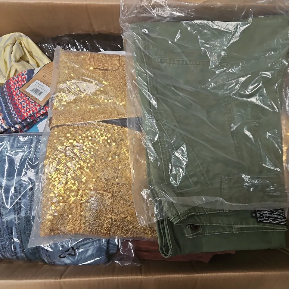 APPROXIMATELY 30 ASSORTED CLOTHING ITEMS IN VARIOUS SIZES, STYLES & COLOURS TO INCLUDE BRANDS SUCH AS WAVES STUDIOS, BLACKSMITH, AMAZON, ETC - COLLECTION ONLY