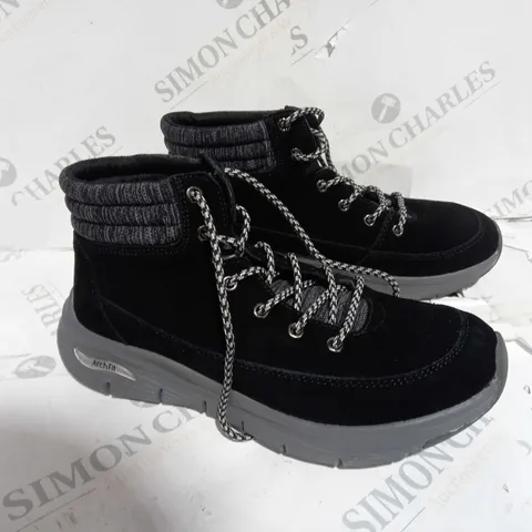 SKETCHERS AIR-COOLED ARCHFIT BOOTS - UK SIZE 4.5