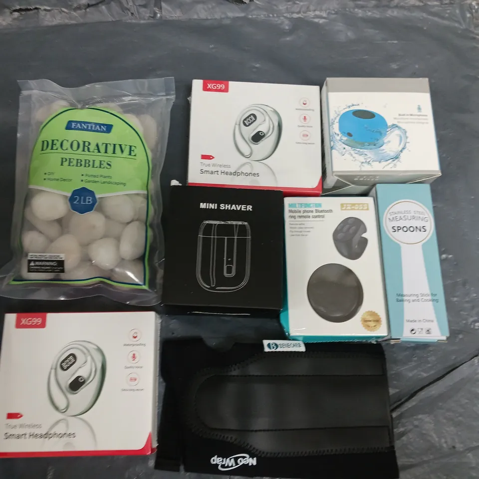 LOT OF APPROXIMATELY 23 ASSORTED ITEMS TO INCLUDE SMART HEADPHONES, MINI SHAVERS AND MEASURING SPOONS