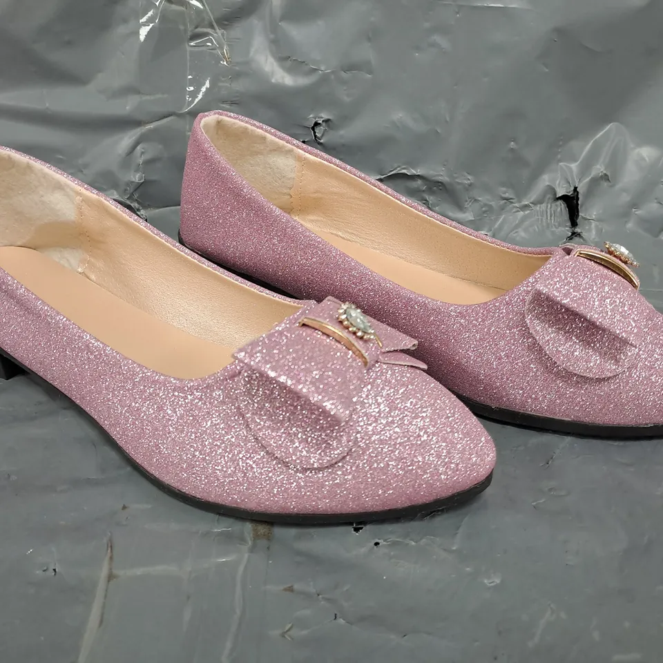 BOXED PAIR OF UNBRANDED SLIP-ON SHOES IN PINK GLITTER W. BOW AND JEWEL DETAIL SIZE EU 39