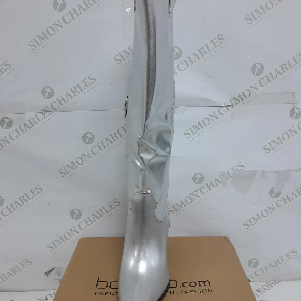 BOXED PAIR OF BOOHOO WIDE FIT CURVED FRONT POINTED TOE METALLIC COWBOY BOOTS IN SILVER - SIZE 4
