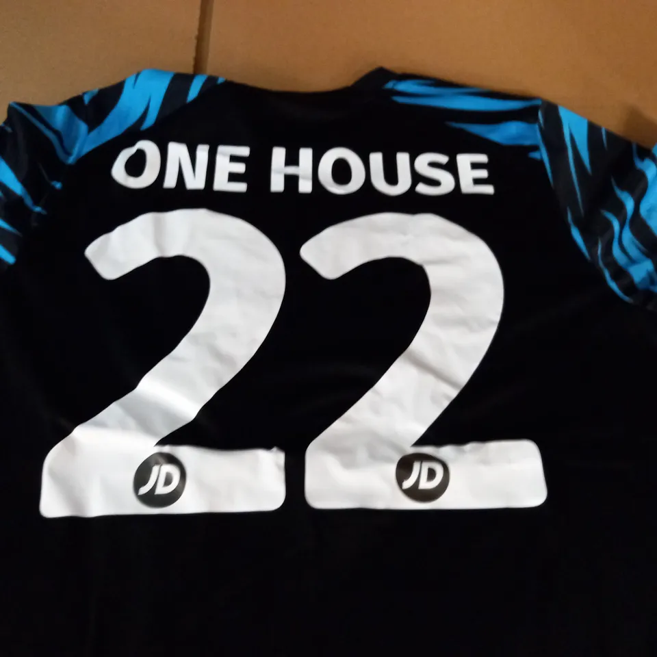 SOCCER AID ADULTS WORLD SHIRT - XL