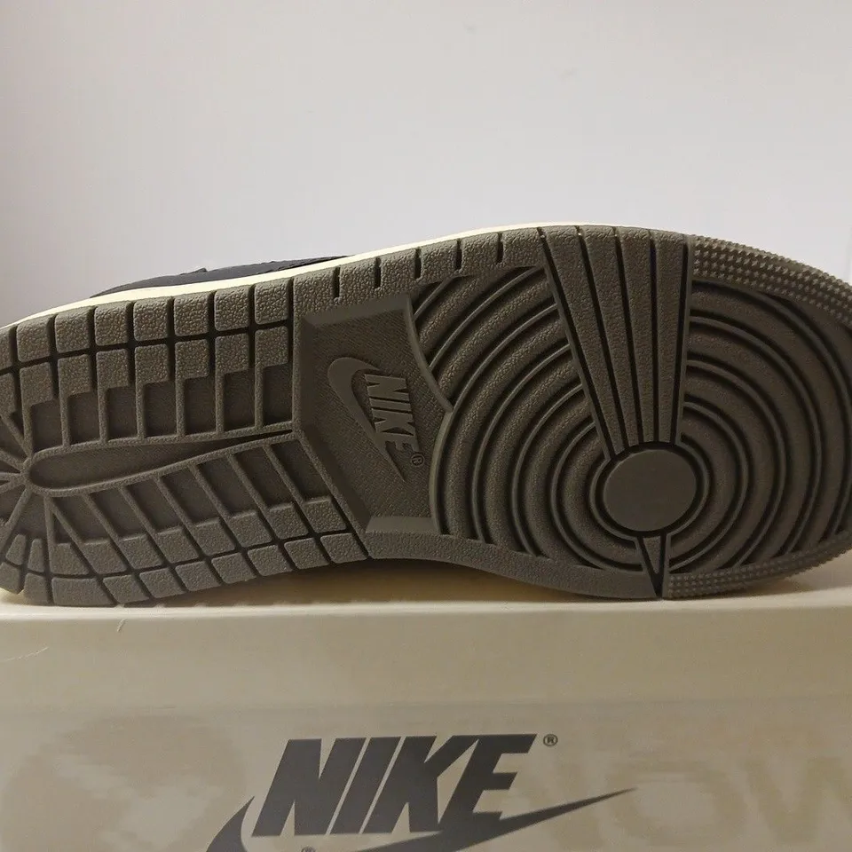 BOXED PAIR OF NIKE AIR JORDAN 1 RETRO HIGH OG DM7866-200 – UK 7.5