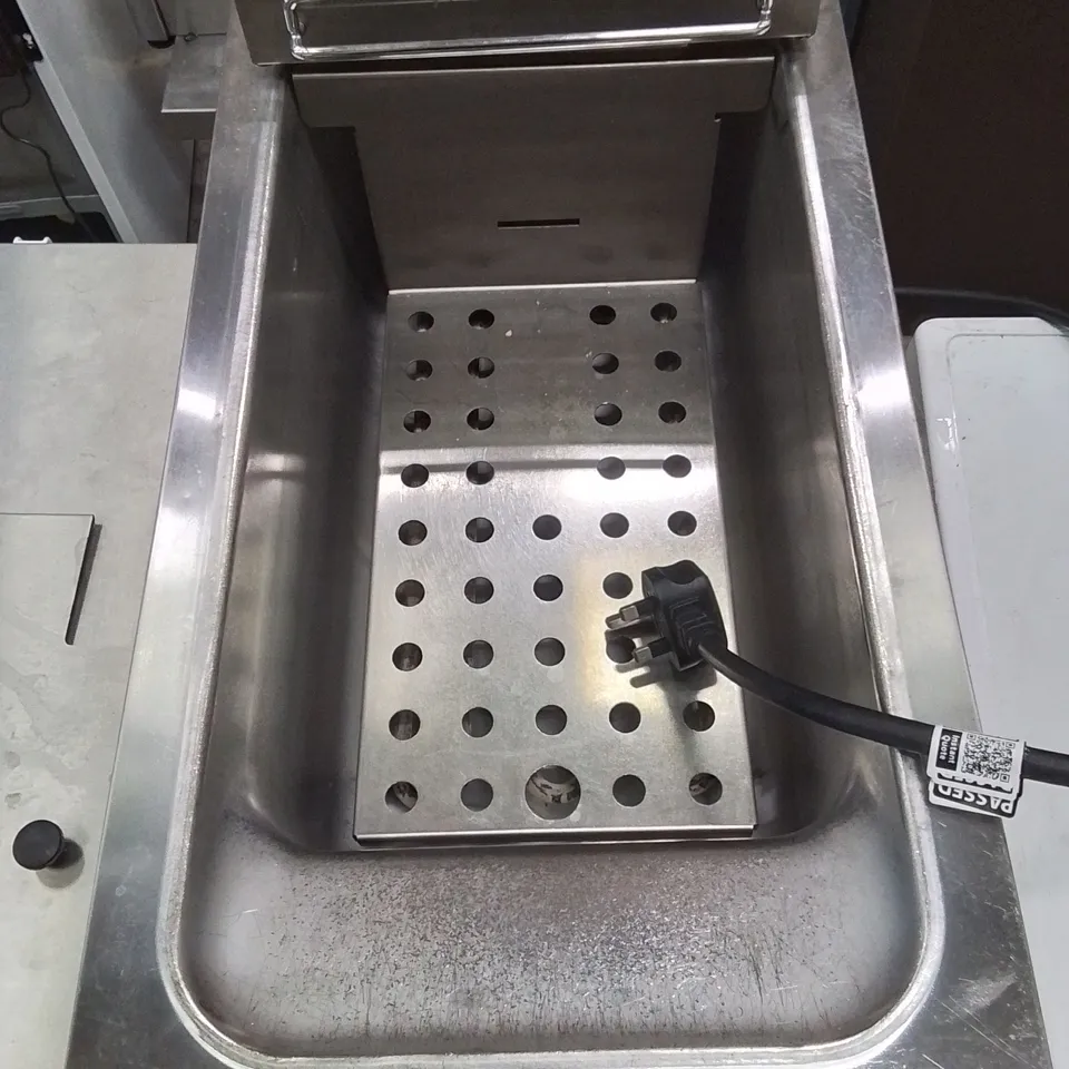 LINCAT SILVERLINK 600 DF33 COUNTER TOP SINGLE TANK ELECTRIC FRYER. 