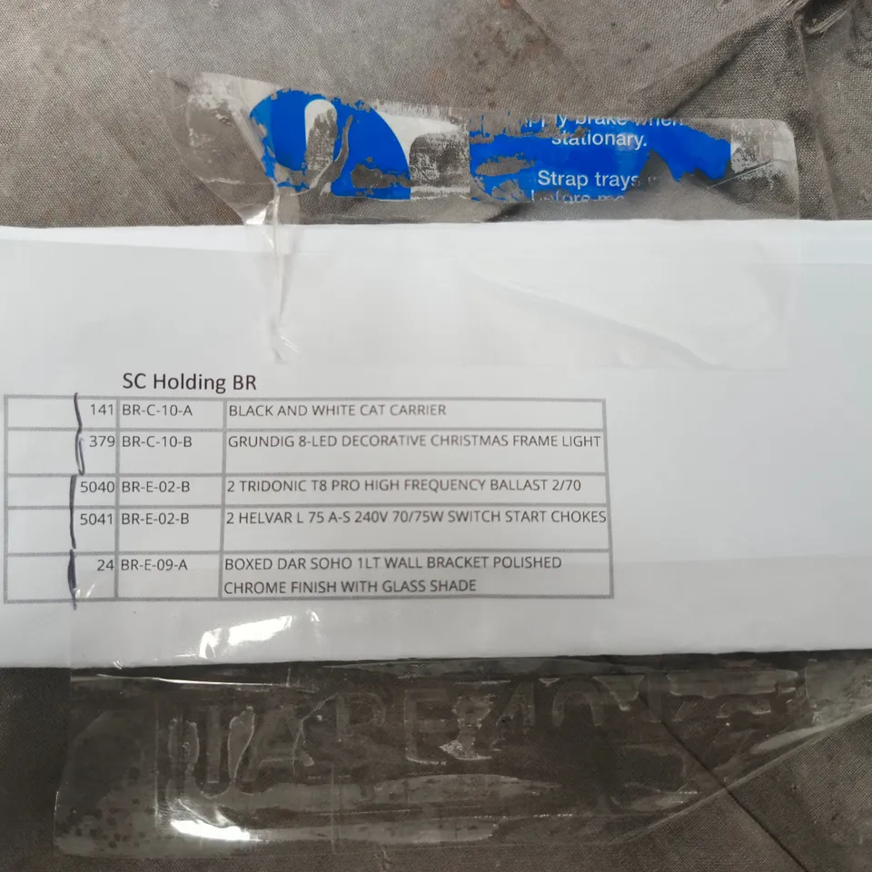 APPROXIMATELY 5 ASSORTED HOUSEHOLD ITEMS TO INCLUDE CAT CARRIER, CHRISTMAS FRAME LIGHT