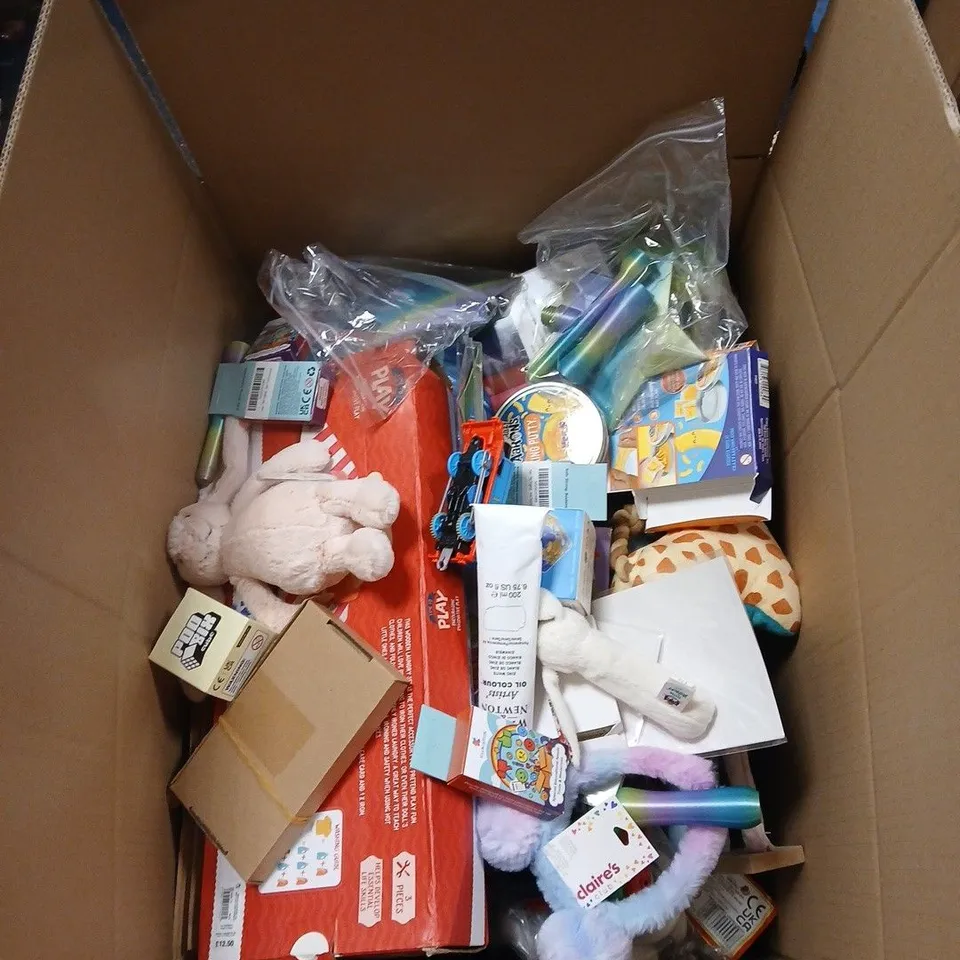 BOX OF APPROXIMATELY 30 ASSORTED TOYS/GAMES TO INCLUDE WOODEN LAUNDRY SET, GIRAFFE SOFT TOY, BUBBLE MACHINE, MINI MONSTER TRUCK ETC