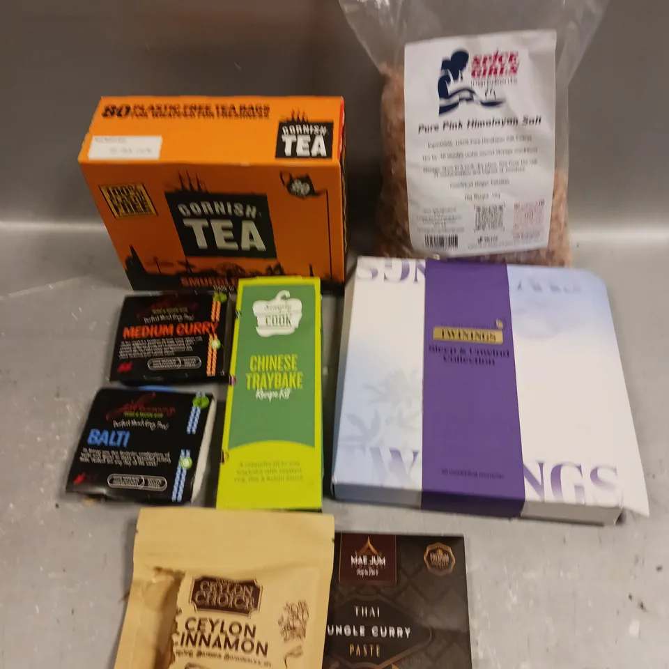 APPROXIMATELY 15 ASSORTED FOOD/DRINKING PRODUCTS TO INCLUDE PINK HIMALAYAN SALT, CORNISH TEA, JUNGLE CURRY PASTE ETC
