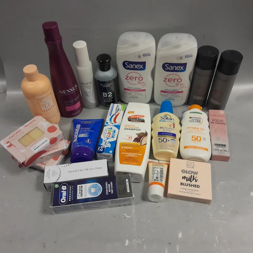 BOX OF APPROXIMATELY 15 COSMETIC ITEMS TO INCLUDE MANUAL POWER SHAMPOO, TROPIC MORNING MIST, ORAL-B TOOTHPASTE, ETC