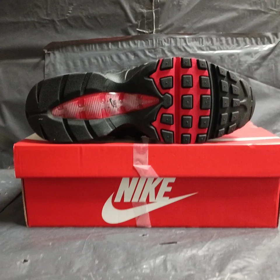 BOXED PAIR OF NIKE AIR MAX 95 TRAINERS IN BLACK/RED SIZE UK 8