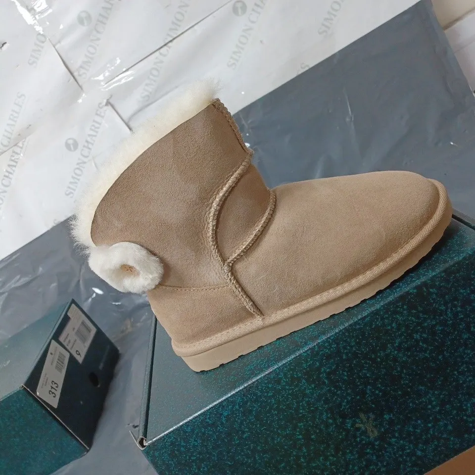 BOXED PAIR OF EMU AUSTRALIA SHEEPSKIN ANKLE HIGH BOOTS - TAN - SIZE 7 UK