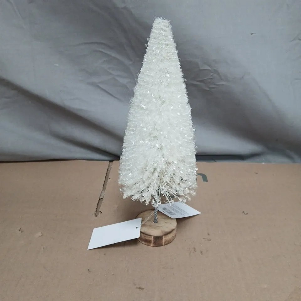 BOX OF APPROXIMATELY 12 GISELA GRAHAM WHITE CHRISTMAS TREE ORNAMENTS