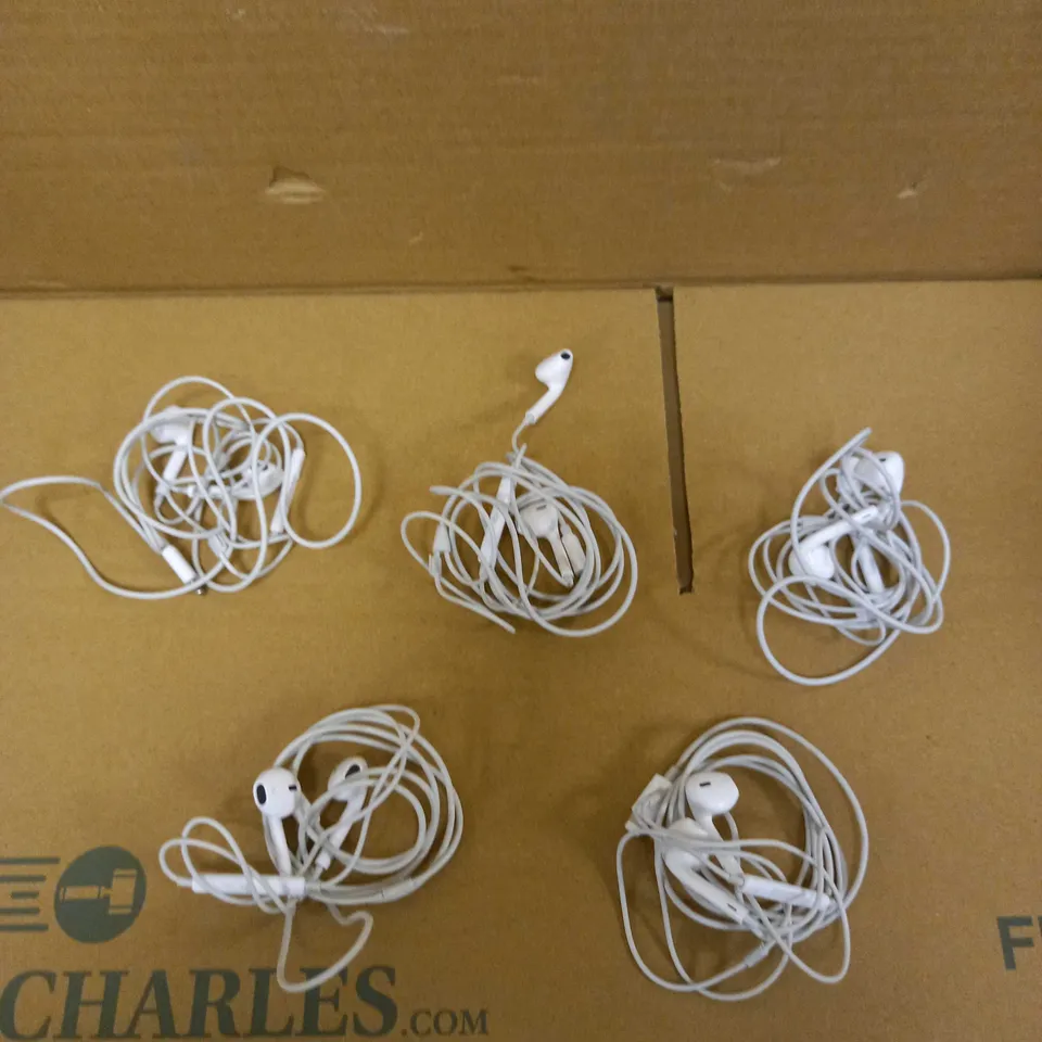 LOT OF APPROXIMATELY 5 APPLE EARPODS - LIGHTNING CONNECTOR