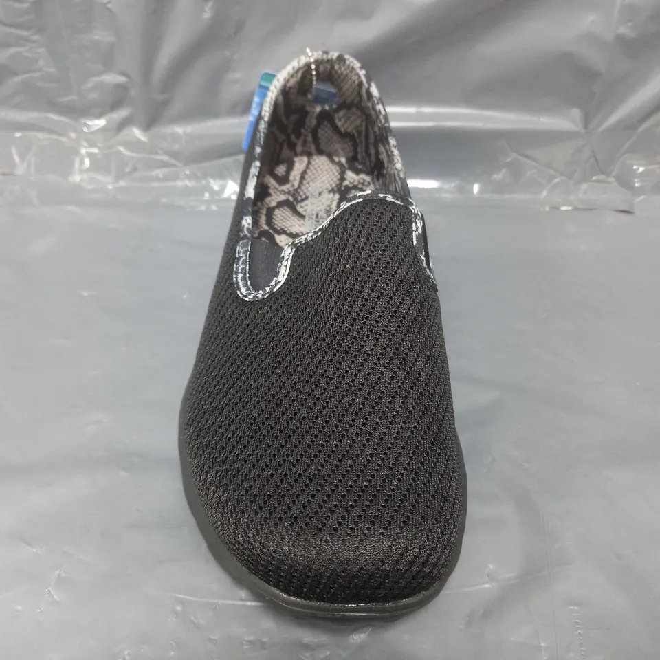 PAIR OF SKECHERS ORIGINAL GO WALK SLIP-ON SHOES IN BLACK SIZE 6