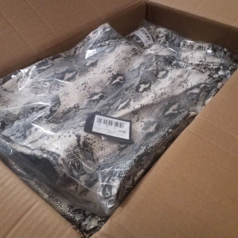 BOX CONTAINING APPROXIMATELY 20 SIMPLY BE OFF WHITE SNAKE PRINT WIDE LEG DENIM JEANS - SIZE 20R