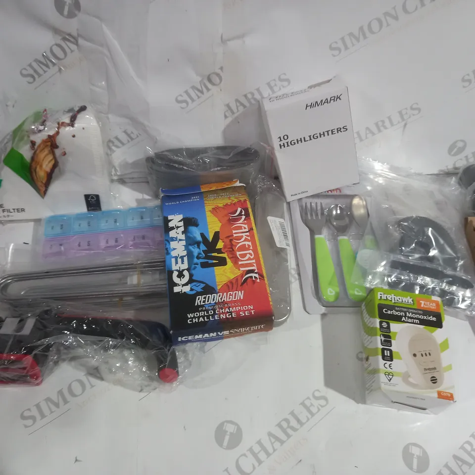 APPROXIMATELY 20 ASSORTED HOME ITEMS INCLUDING BABY CUTLERY SET, MEDICINE DIVIDER