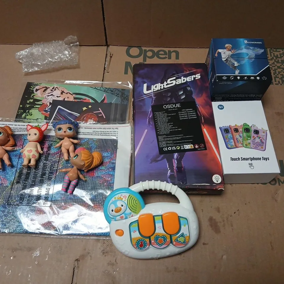 LARGE QUANTITY OF ASSORTED TOYS AND ACCESSORIES TO INCLUDE; TURKEY SHOOTERS, LIGHT SABERS, BOOMERANG HOVER