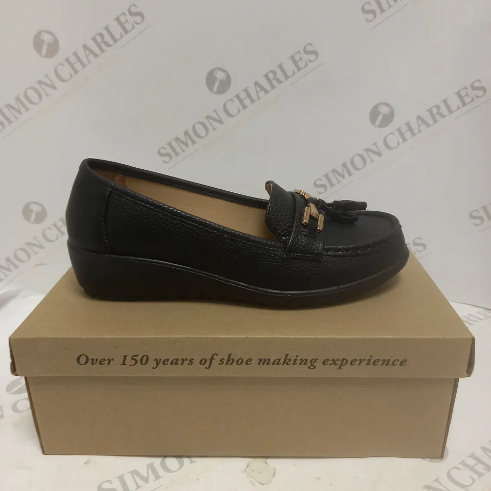 BOXED PAIR OF CUSHION WALK LOAFERS IN BLACK - 5