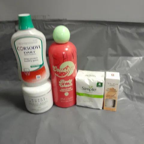 APPROXIMATELY 20 ASSORTED HEALTH & BEAUTY ITEMS TO INCLUDE - CORSODYL DAILY MOUTHWASH, SIMPLE SOAP AND COLOUR CHANGING FOUNDATION
