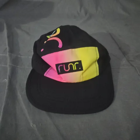 RUNR. BLACK BASEBALL CAP WITH RAINBOW GRADIENT PANEL