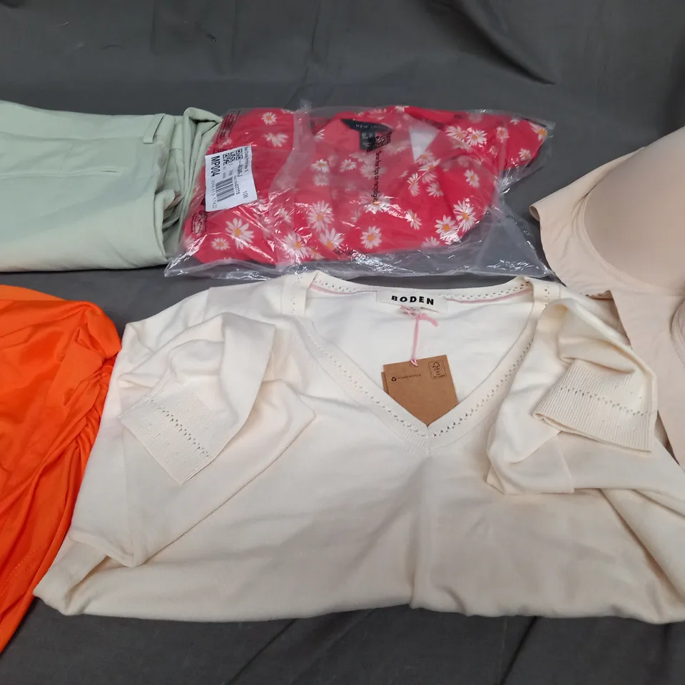 BOX OF APPROXIMATELY 25 ASSORTED CLOTHING ITEMS TO INCLUDE - BRA , TROUSERS , JUMPER ETC