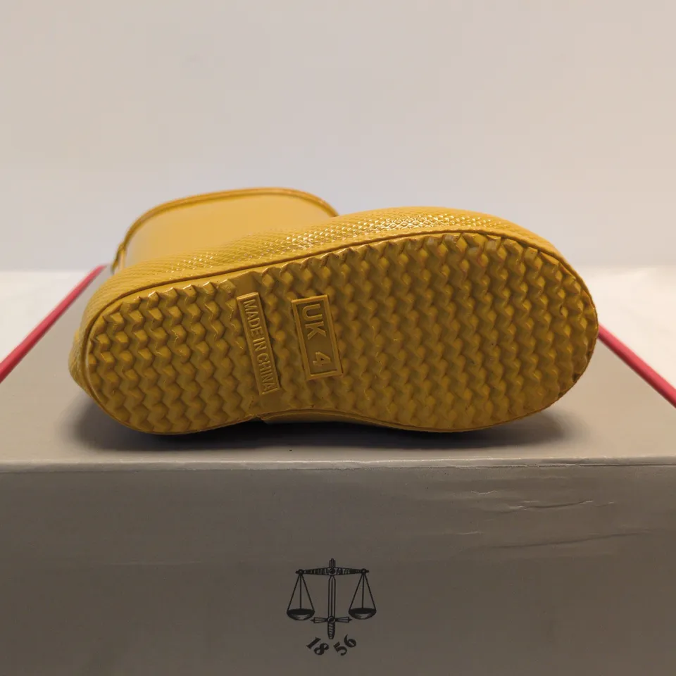 BOXED PAIR OF HUNTER KIDS YELLOW RAIN BOOTS - UK 4
