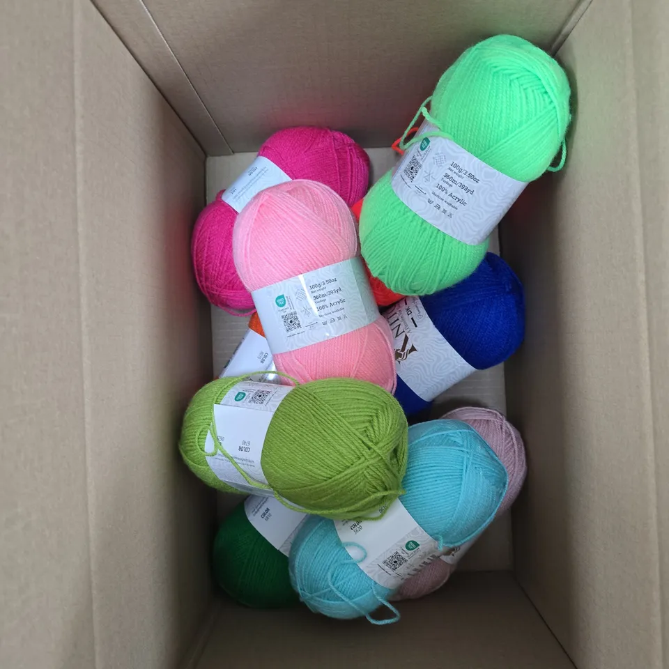 BOX OF APPROXIMATELY 25 BALLS OF YARN