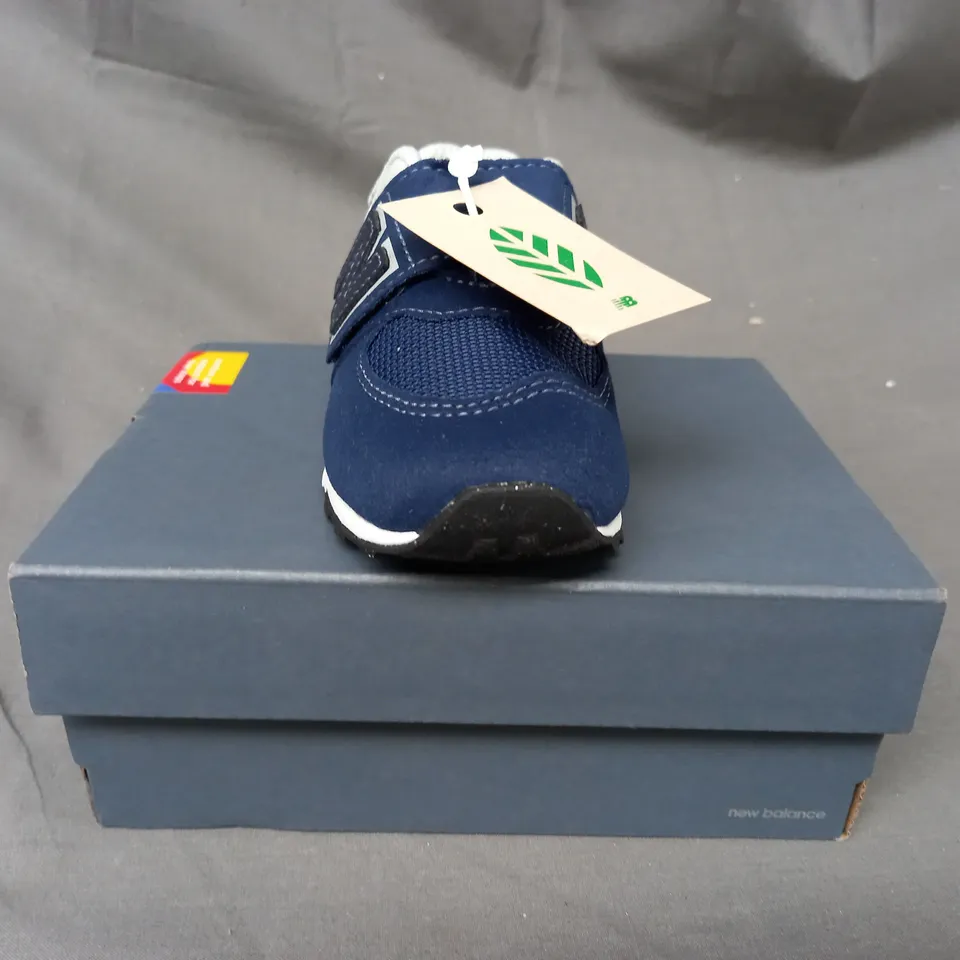 BOXED PAIR OF NEW BALANCE 574 INFANT SHOES IN NAVY UK SIZE 6