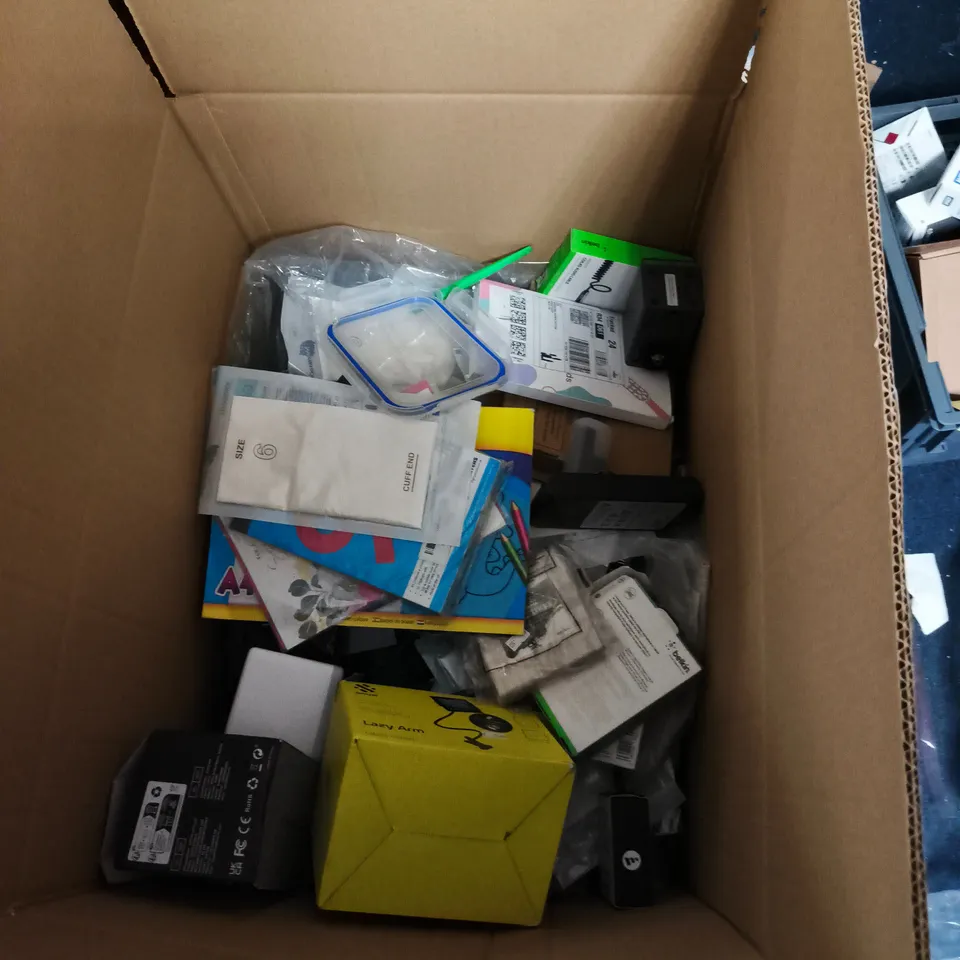 BOX OF APPROXIMATELY 40 ASSORTED ITEMS INCLUDING BLOCK PRINTING INK , TRAVEL ADAPTER AND BELKIN USB CAR CHARGER 