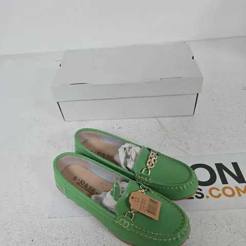 JO AND JOE GREEN WOMEN'S LOAFERS WITH GOLD CHAIN DETAIL – UK 5