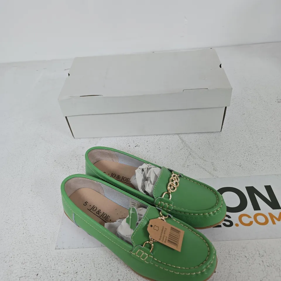 JO AND JOE GREEN WOMEN'S LOAFERS WITH GOLD CHAIN DETAIL – UK 5