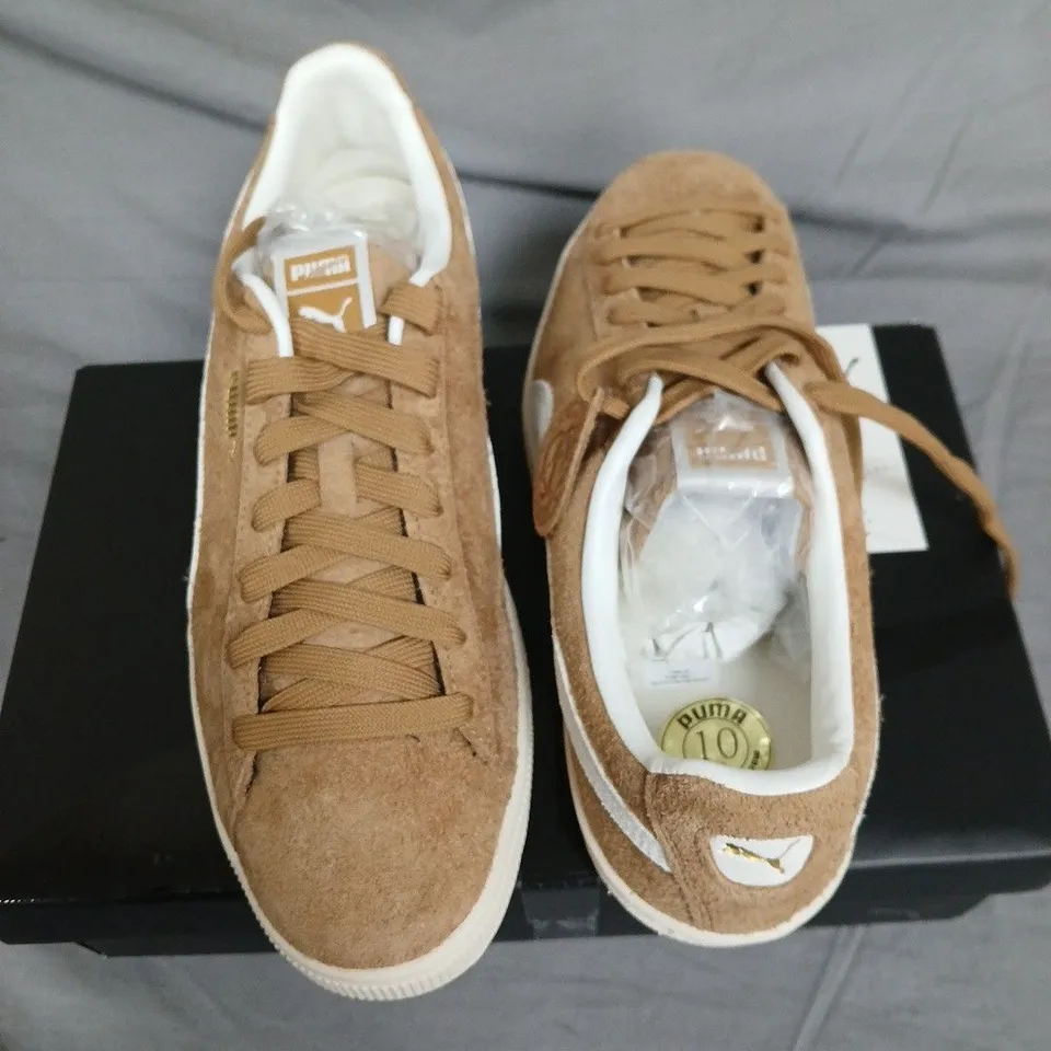 BOXED PUMA SUEDE CHARLES F. STEAD V TRAINERS IN HONEY BUTTER & WHITE - UK 10