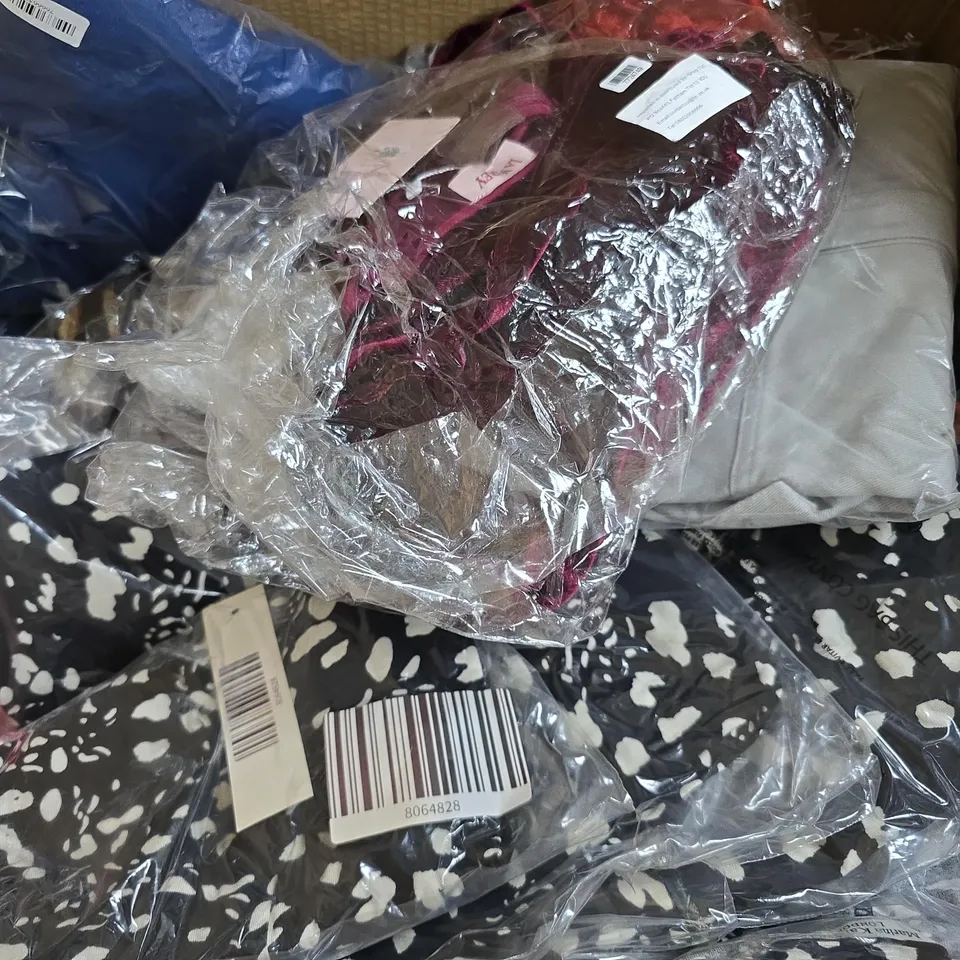 BOX OF APPROX 20 ASSORTED CLOTHING ITEMS TO INCLUDE SHIRTS, TOPS, TROUSERS, ETC 