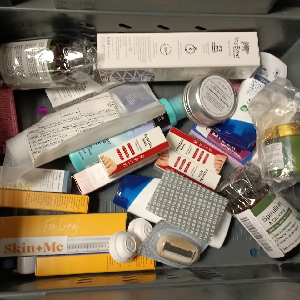 LOT OF APPROXIMATELY 30 ASSORTED HEALTH AND BEAUTY ITEMS TO INCLUDE SEAWEED SOAP, SUPER FACIALIST NIGHT CREAM AND SUNCOAT MOUSSE