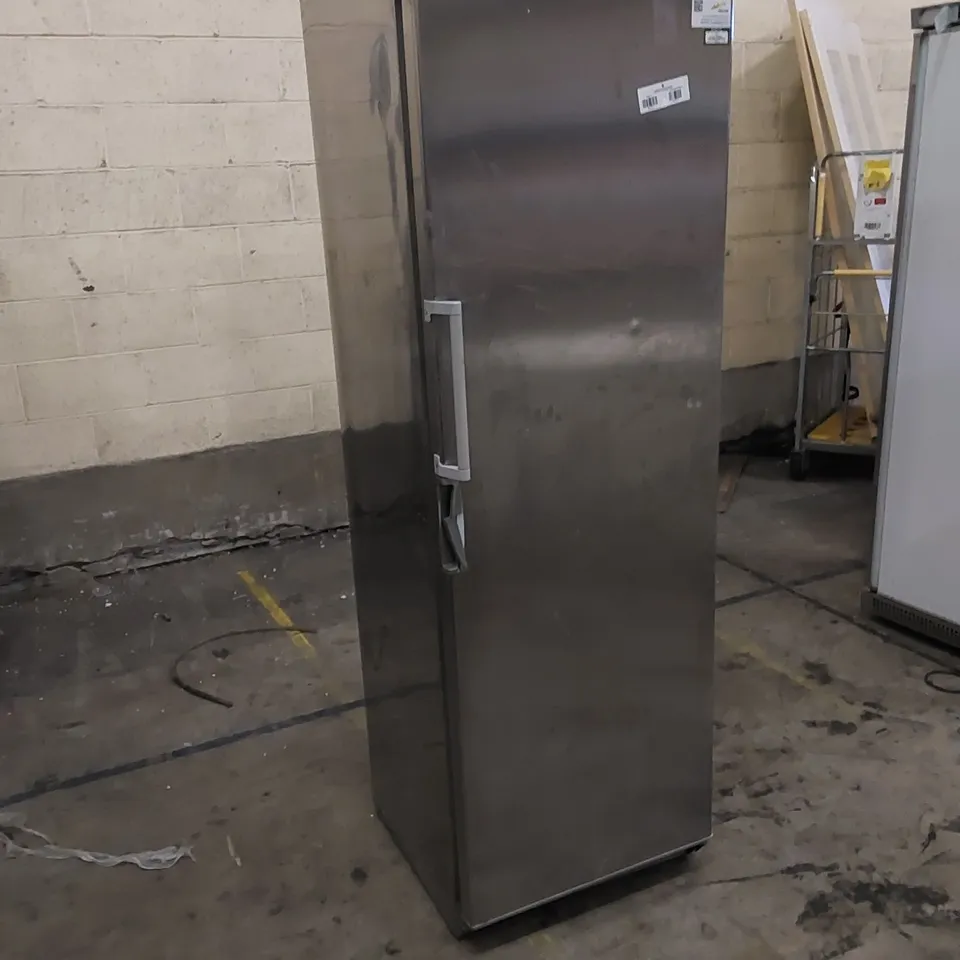 COMMERCIAL UPRIGHT FREEZER 