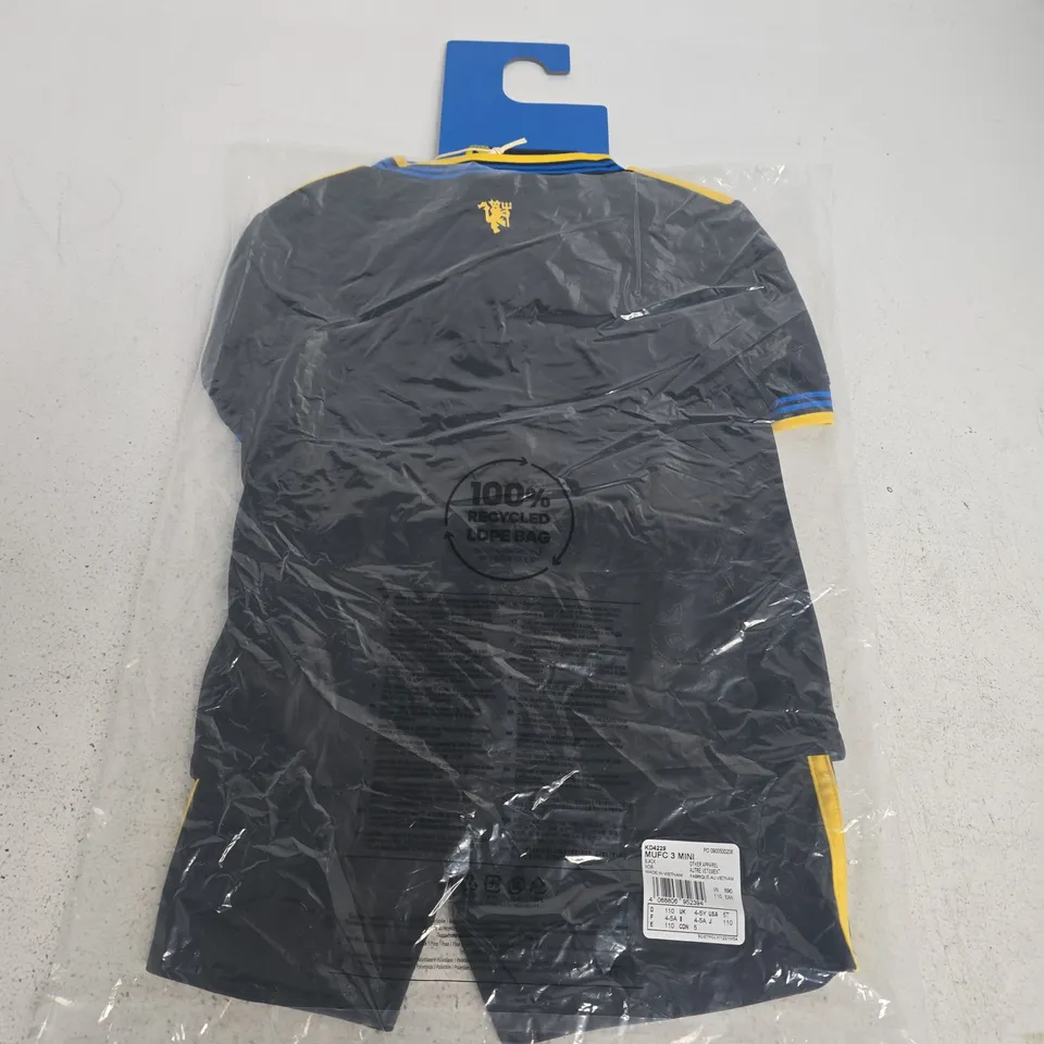 PACKAGED MANCHESTER UNITED FC KIDS MINI KIT IN BLACK - UK 4/5 YRS