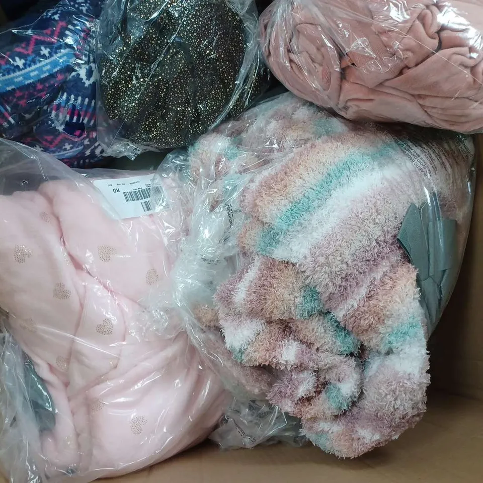 APPROXIMATELY 15 ASSORTED CLOTHING ITEMS TO INCLUDE JUMPERS, OVERSIZED HOODYS , PJ, ETC