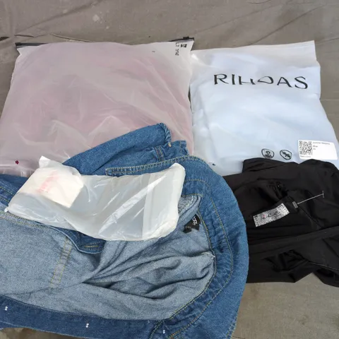 APPROXIMATELY 25 ASSORTED CLOTHING ITEMS IN VARIOUS SIZES, STYLES & COLOURS TO INCLUDE BRANDS SUCH AS BOOHOO, RIHOAS, ICE LONDON, ETC - COLLECTION ONLY