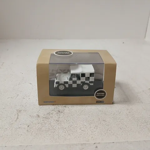 OXFORD DIE-CAST LAND ROVER 1:43 MODEL CAR – BOXED LAND ROVER RAF TRIPOLI DESERT RESCUE