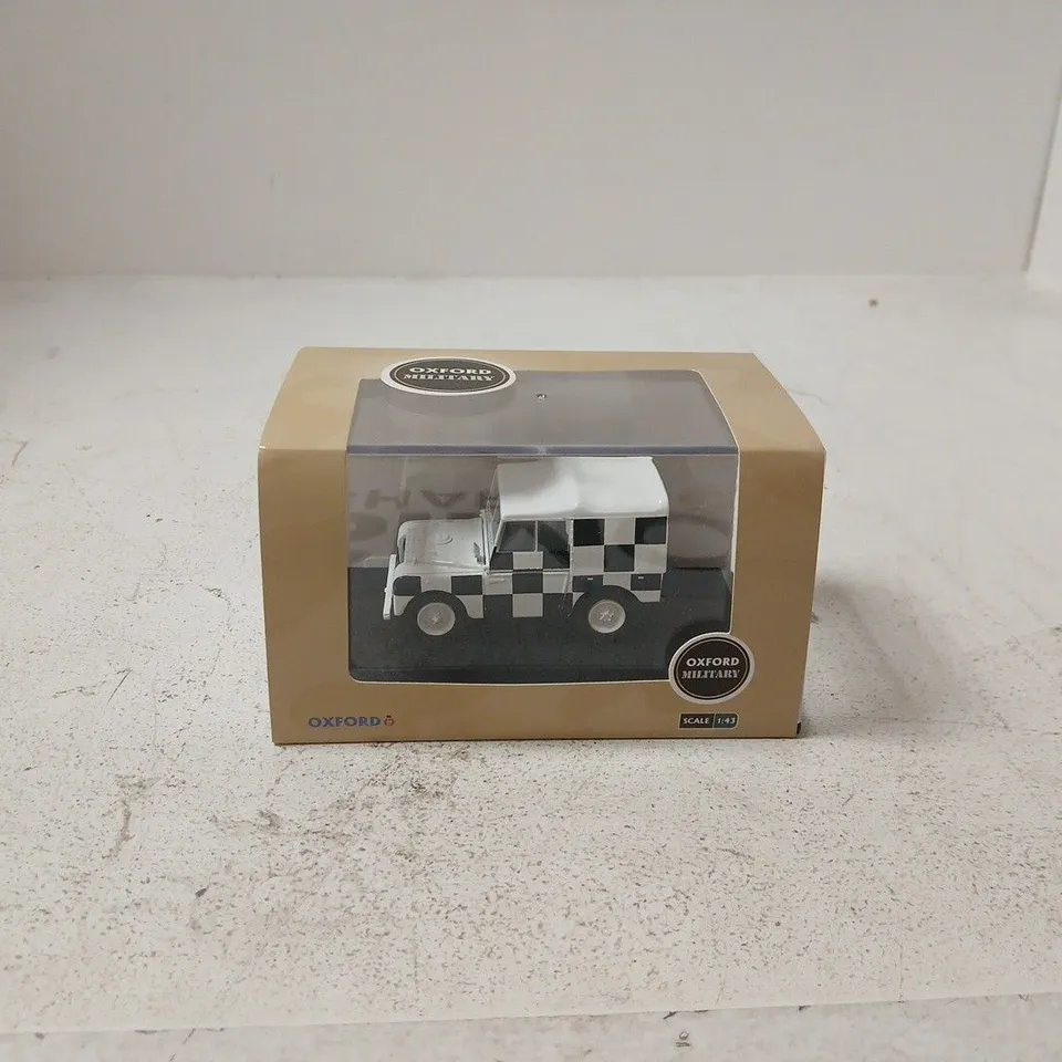OXFORD DIE-CAST LAND ROVER 1:43 MODEL CAR – BOXED LAND ROVER RAF TRIPOLI DESERT RESCUE