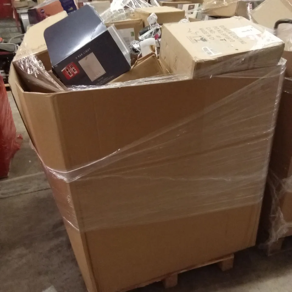 PALLET OF APPROXIMATELY 17 ASSORTED INDOOR LIGHTING PRODUCTS
