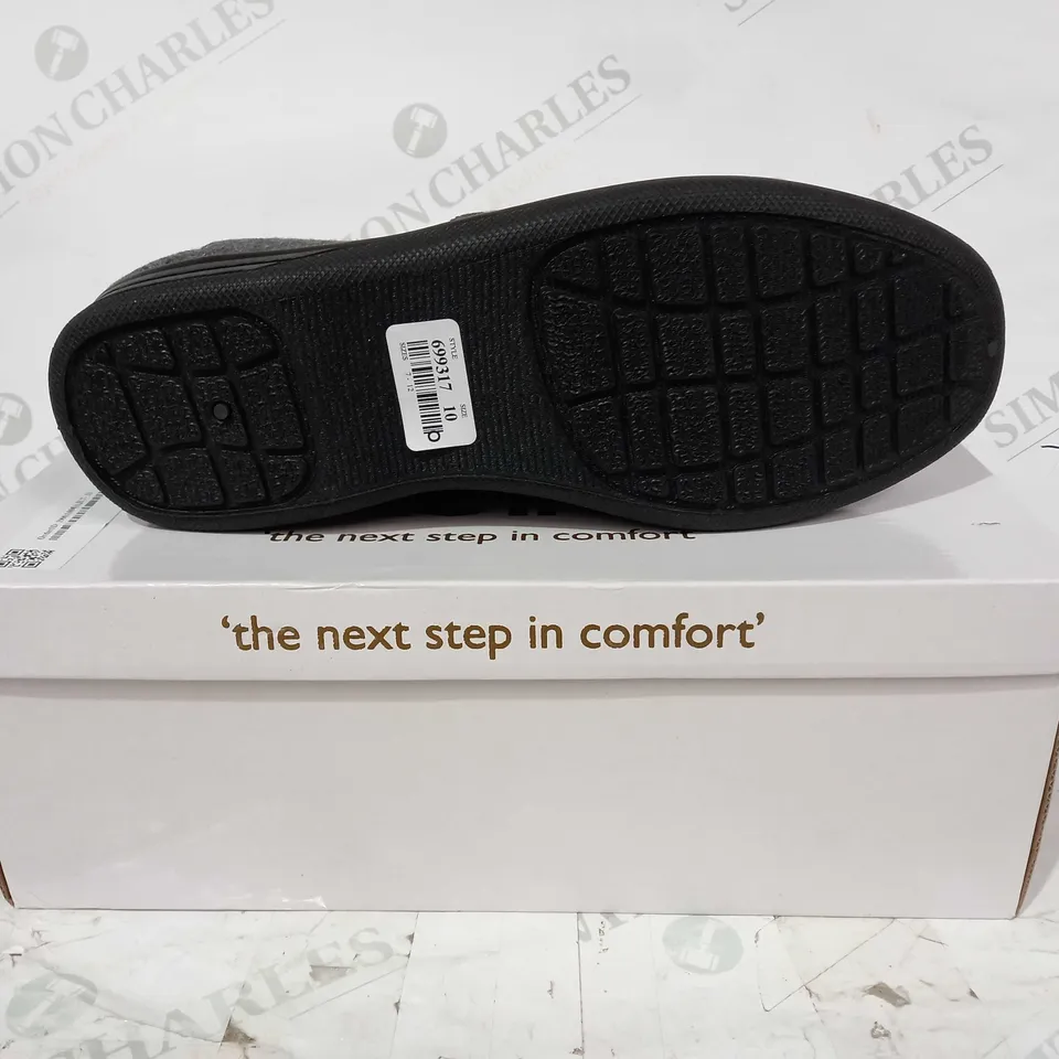 BOXED PAIR OF DR KELLER SLIPPERS IN GREY UK SIZE 10