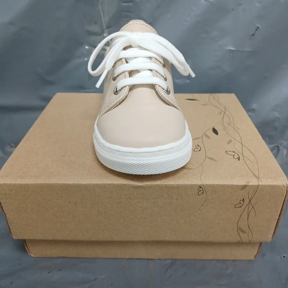 BOXED PAIR OF BORBOLETA INFANT SHOES IN BEIGE SIZE EU 23