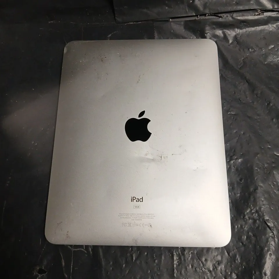 APPLE IPAD (1ST GENERATION) 16GB – SILVER (A1219) WITH CRACKED SCREEN