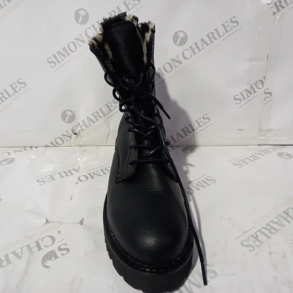 BOXED PAIR OF TOMMY JEANS ANKLE BOOTS IN BLACK UK SIZE 7.5