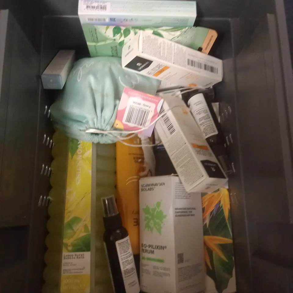 APPROXIMATELY 20 ASSORTED COSMETIC PRODUCTS TO INCLUDE - OMG BALL DEODORANT - SENSES LAVENDER BUBBLE BATH - BLONDE HAIR PIECE - ETC 
